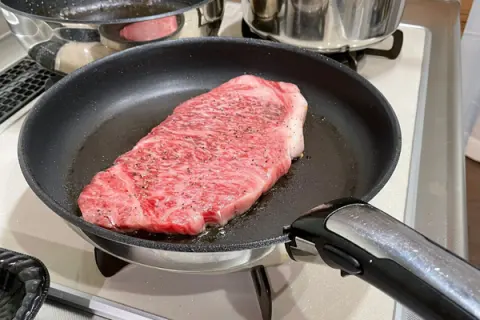 料理人時代の調理風景(フライパンで焼くステーキ)